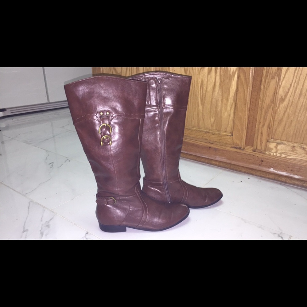 Brown leather, minimally used, super comfortable.